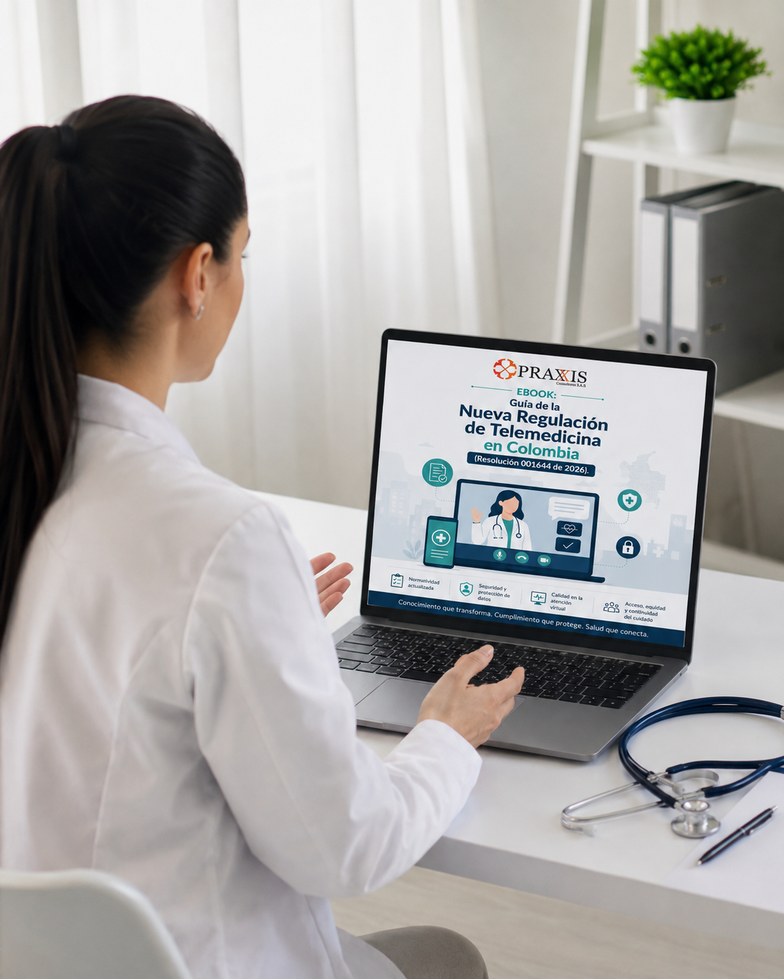 Profesional de salud realizando una consulta de telemedicina