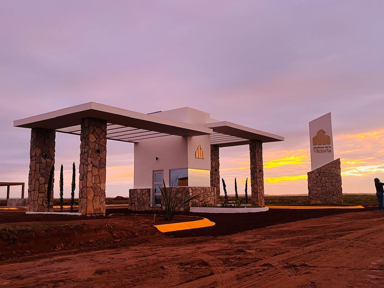Acceso a Jardines de la Victoria al atardecer, San Quintín, Baja California