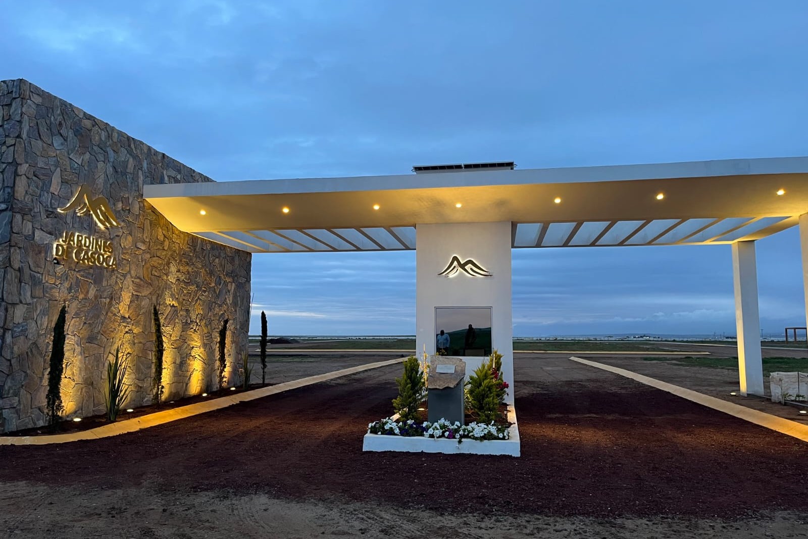 Caseta de acceso iluminada por la noche