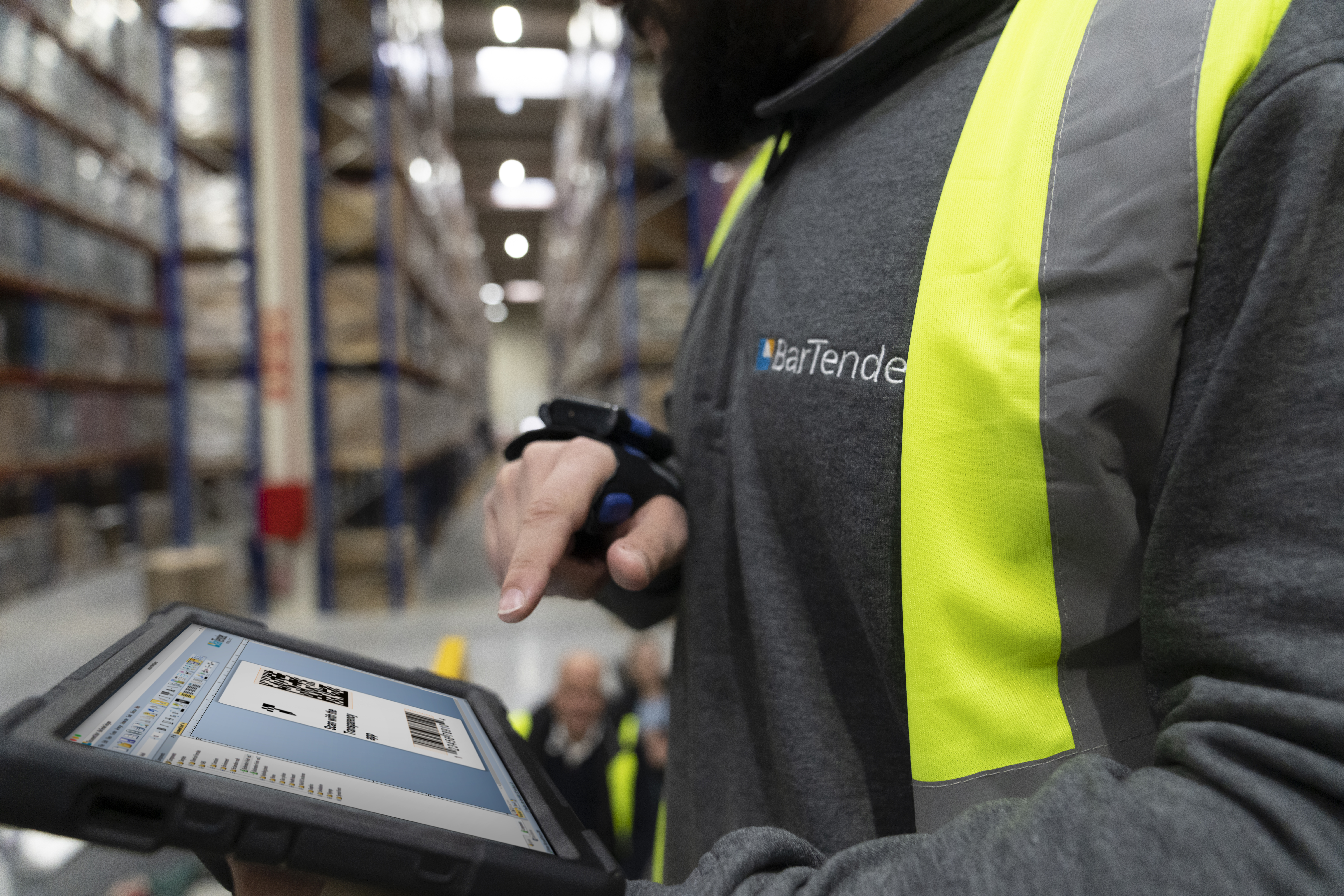 Almacén logístico con etiquetas de códigos de barras impresas por BarTender Software para control de inventario