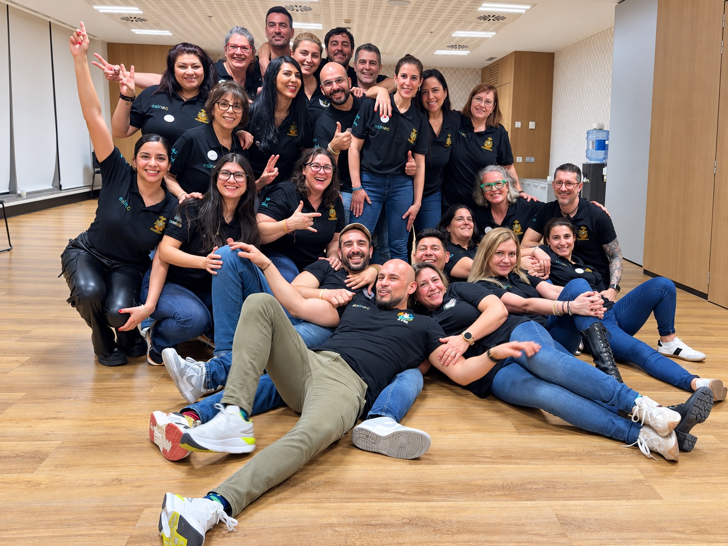 Equipo de ESINEC reunido tras una sesión de entrenamiento