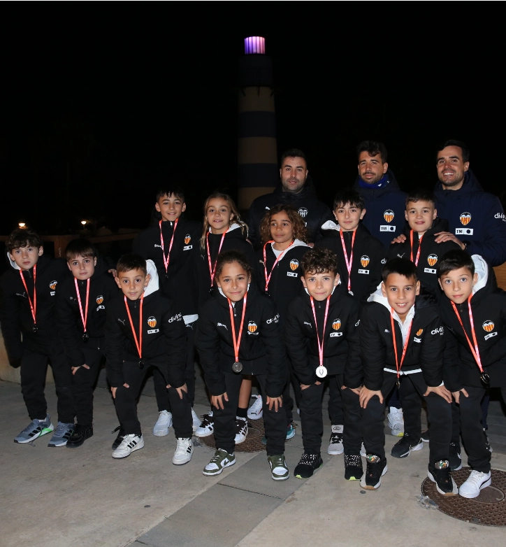 Valencia CF en la fiesta de entrega de medallas de la Endeka Sports Cup Salou